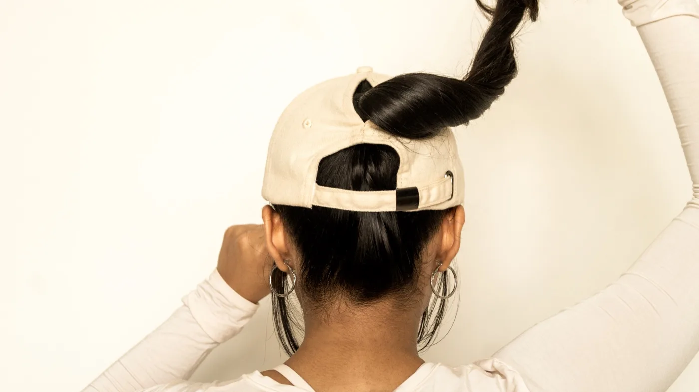 aro21 Dawn cap worn from behind, ponytail pulled through the back opening