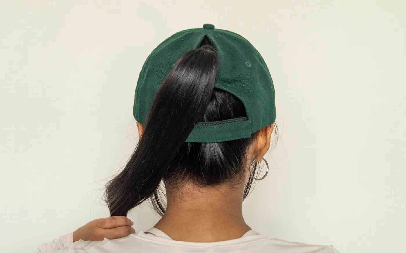 aro21 Grove cap worn from behind, ponytail pulled through the back opening